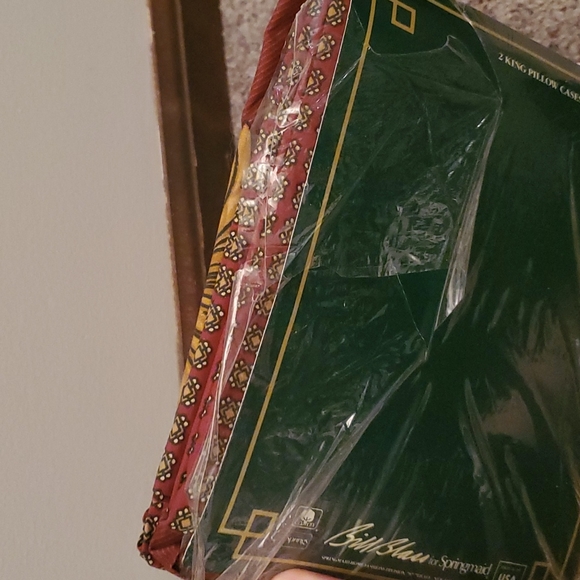 NIB Duvet Cover, Comforter Cover and 2 King Pillow Cases - Picture 5 of 5